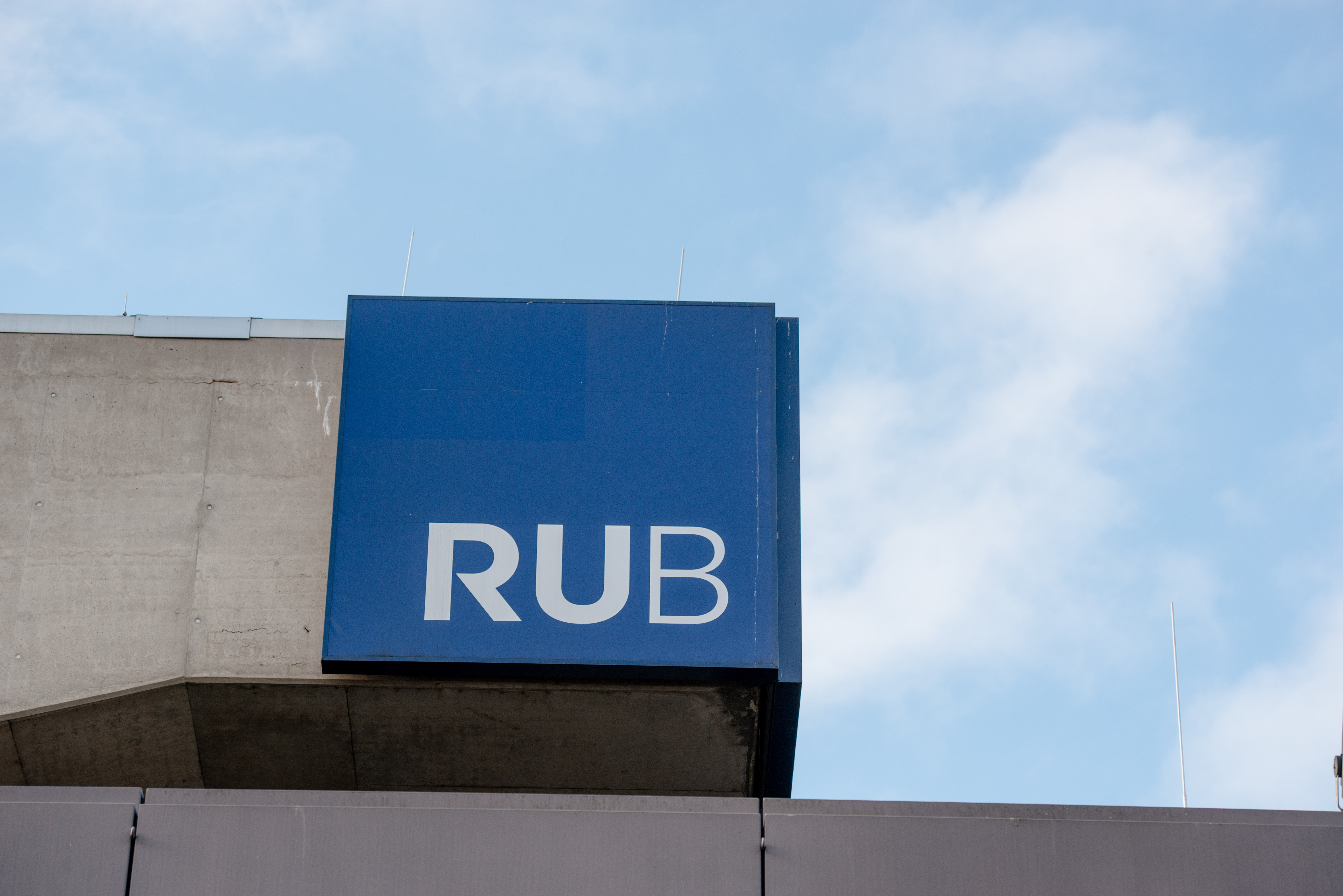 Log der Ruhr-Universität Bochum "RUB" an einem Gebäude auf dem Campus