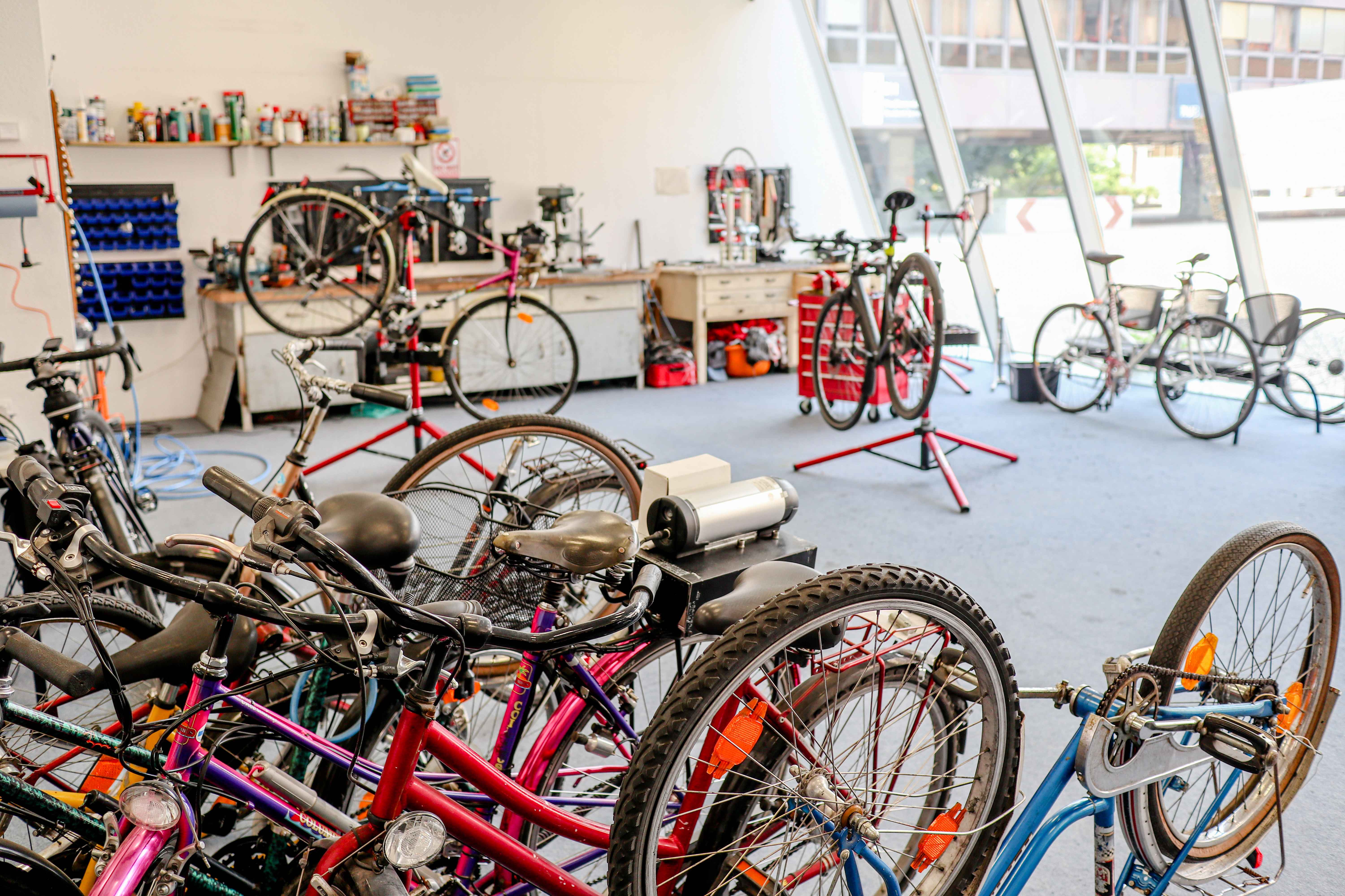 AStA-Fahrradselbsthilfewerkstatt im Glaskasten auf dem Campus-Gelände.