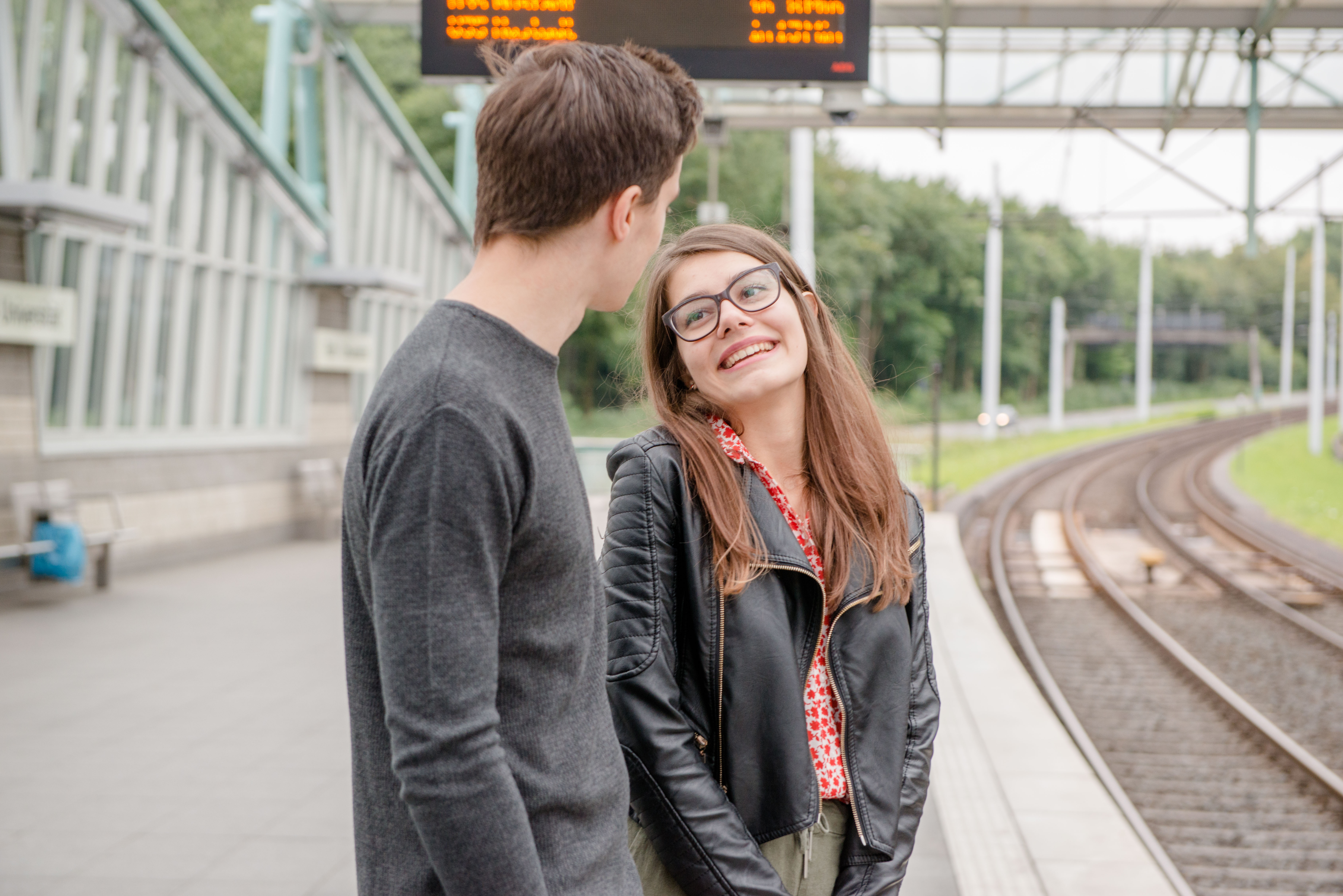 Student und Studentin am Gleis der Haltestelle U35 Ruhr-Universität.