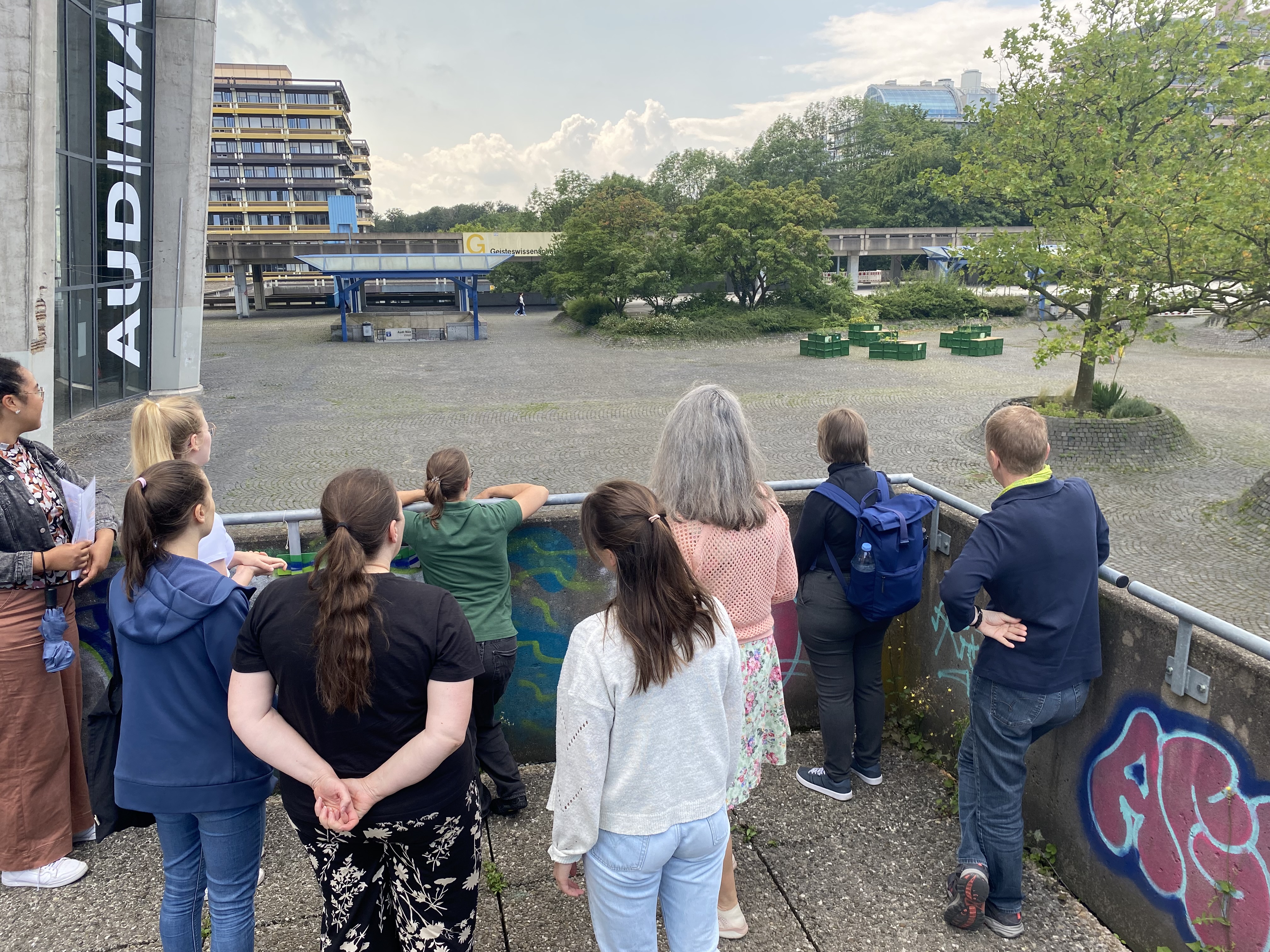 Foto: Menschengruppe beim nachhaltigen Campusspaziergang an der Ruhr-Universität