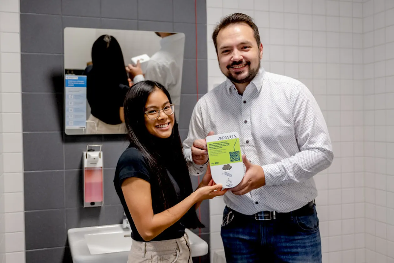 Gründerteam aus zwei Personen mit den Tamponspendern