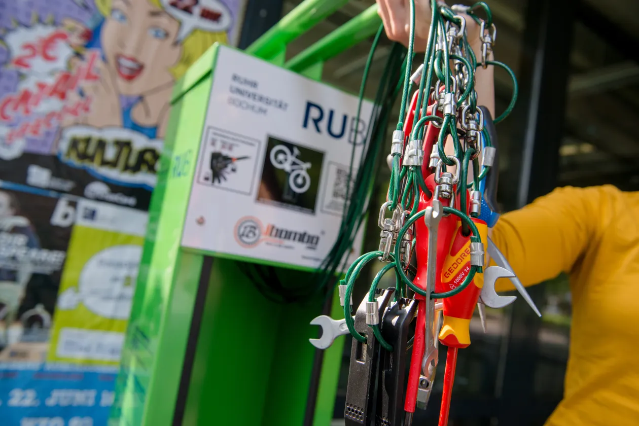 Fahrrad-Reparaturstation vor dem HGB