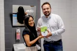 Gründerteam aus zwei Personen mit den Tamponspendern