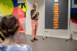 Nicola Wessinghage von der Hamburger Kommunikationsagentur „Mann beißt Hund“ sammelt mit den Teilnehmenden Ideen