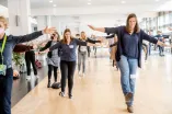Teilnehmende machen gemeinsam eine Sporteinheit, die vom Hochschulsport-Team geleitet wird.