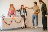 Die Theatergruppe NAME spielt ein kurzes Impro-Stück vor