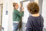 Bei einer Aufgabe werden Ideen für Projekte am Campus gesammelt und auf einer Tafel festgehalten.