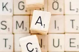 Spielsteine aus dem Brettspiel Scrabble formen das Wort "Sprache".