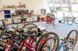 AStA-Fahrradselbsthilfewerkstatt im Glaskasten auf dem Campus-Gelände.