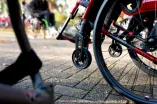 Rollstuhlfahrende unterwegs auf dem Campus der RUB. 