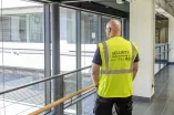 Beschäftigter in der Weste des Wachdienstes mit der Aufschrift Security