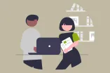 Grafik: Grafische Darstellung von zwei Personen vor einem Laptop-Bildschirm. Beide Personen schauen gemeinsam auf den Laptopbildschirm. Die Personen sieht man von vorne, den Laptop sieht man von hinten. Die rechte Person hält Papiere in der linken Hand.