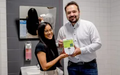 Gründerteam aus zwei Personen mit den Tamponspendern