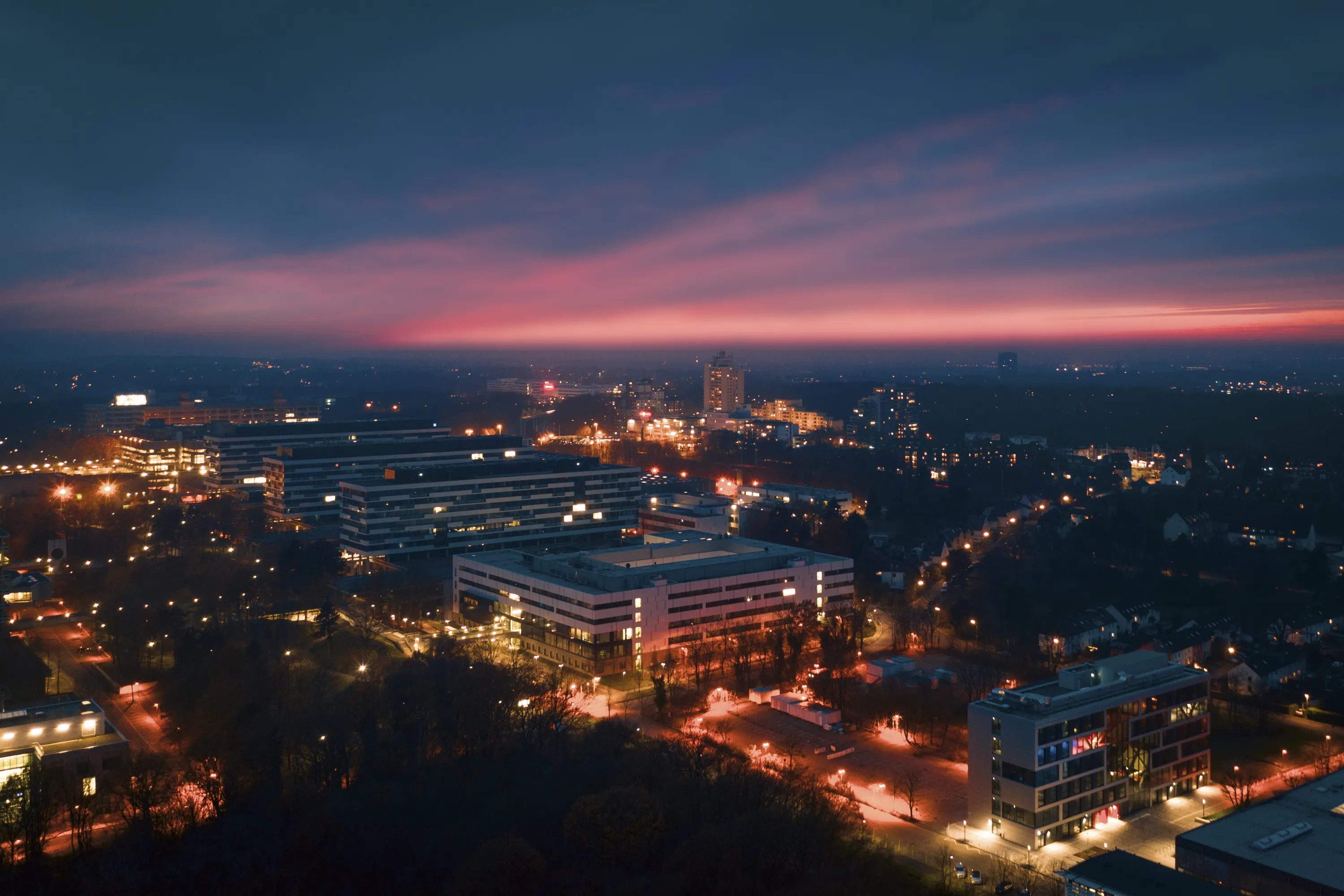 Der Campus der Ruhr-Universität Bochum in der Dämmerung.