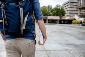 Person auf Platz vor Audimax