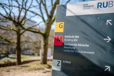 Wegweiser auf dem Campus der Ruhr-Universität Bochum