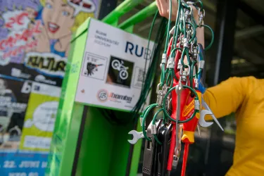 Fahrrad-Reparaturstation vor dem HGB