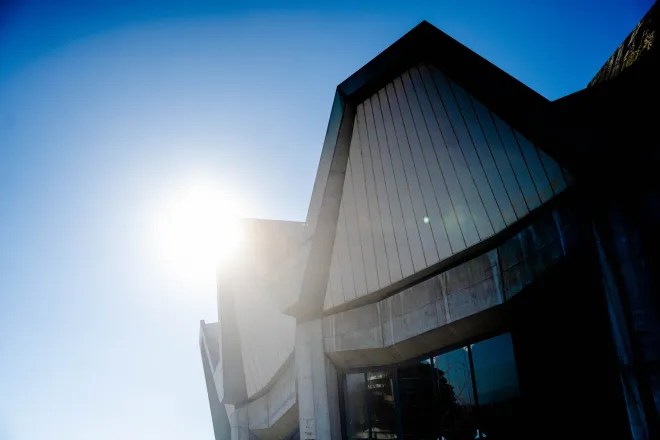 Foto: Audimax mit Sonne und blauem Himmel.