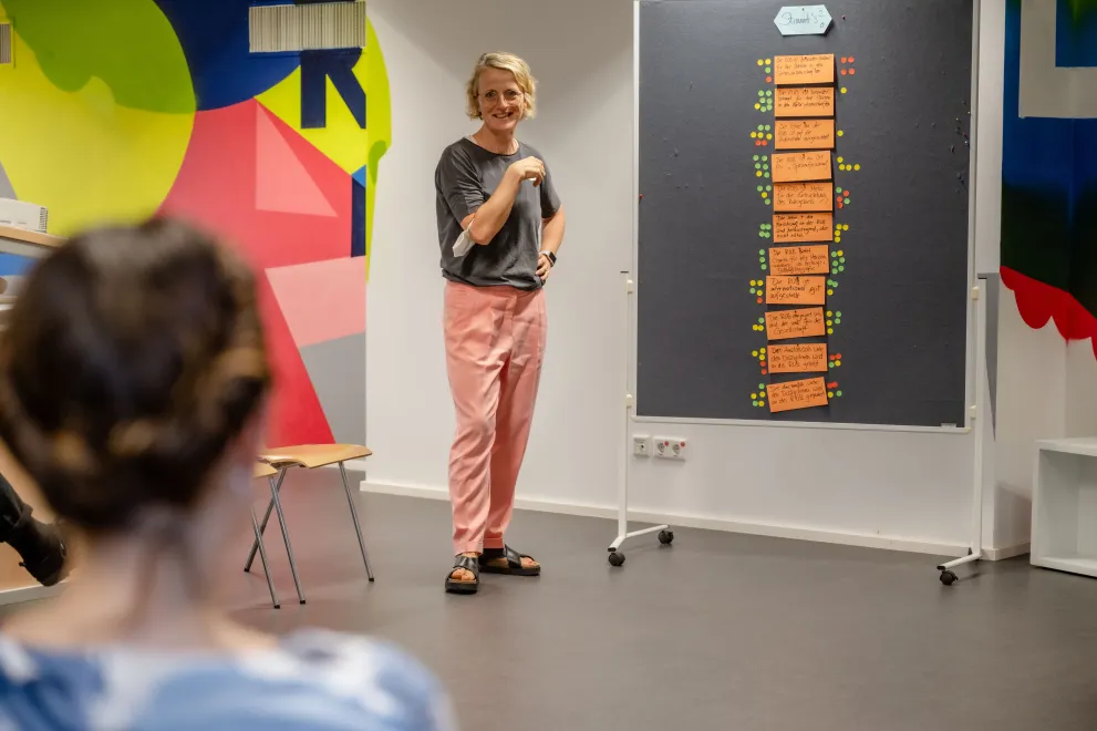 Nicola Wessinghage von der Hamburger Kommunikationsagentur „Mann beißt Hund“ sammelt mit den Teilnehmenden Ideen