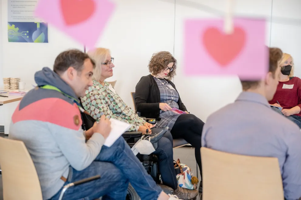 Teilnehmende arbeiten an einer Themenstation und schreiben auf Karten, warum sie sich für die Ruhr-Universität Bochum entschieden haben