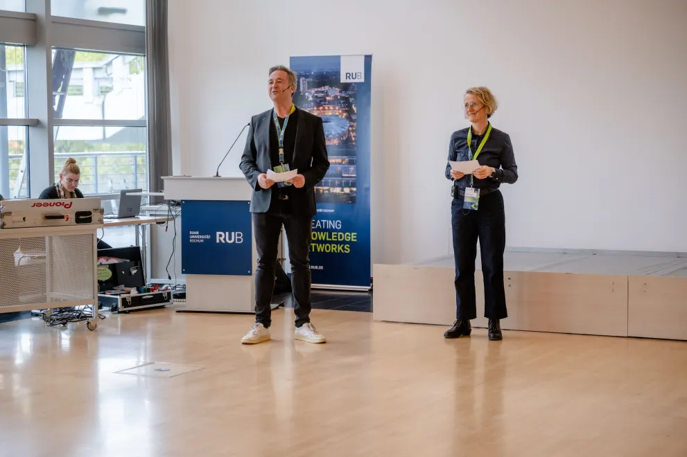 Hubert Hundt und Nicola Wessinghage halten die Begrüßungsrede