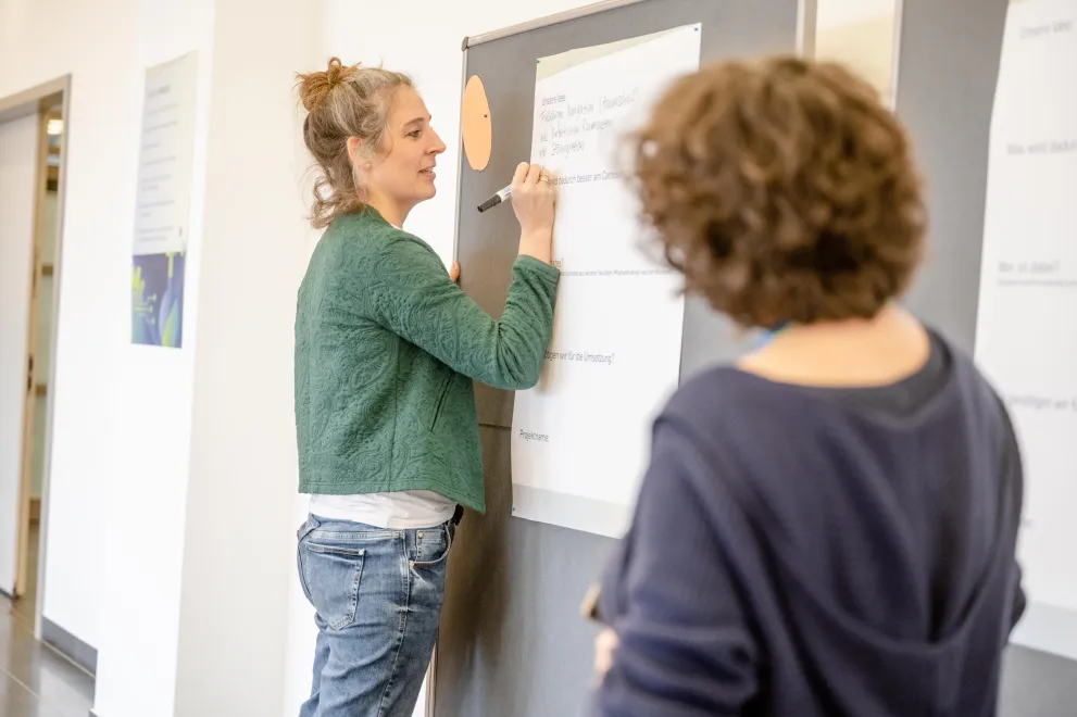 Bei einer Aufgabe werden Ideen für Projekte am Campus gesammelt und auf einer Tafel festgehalten.