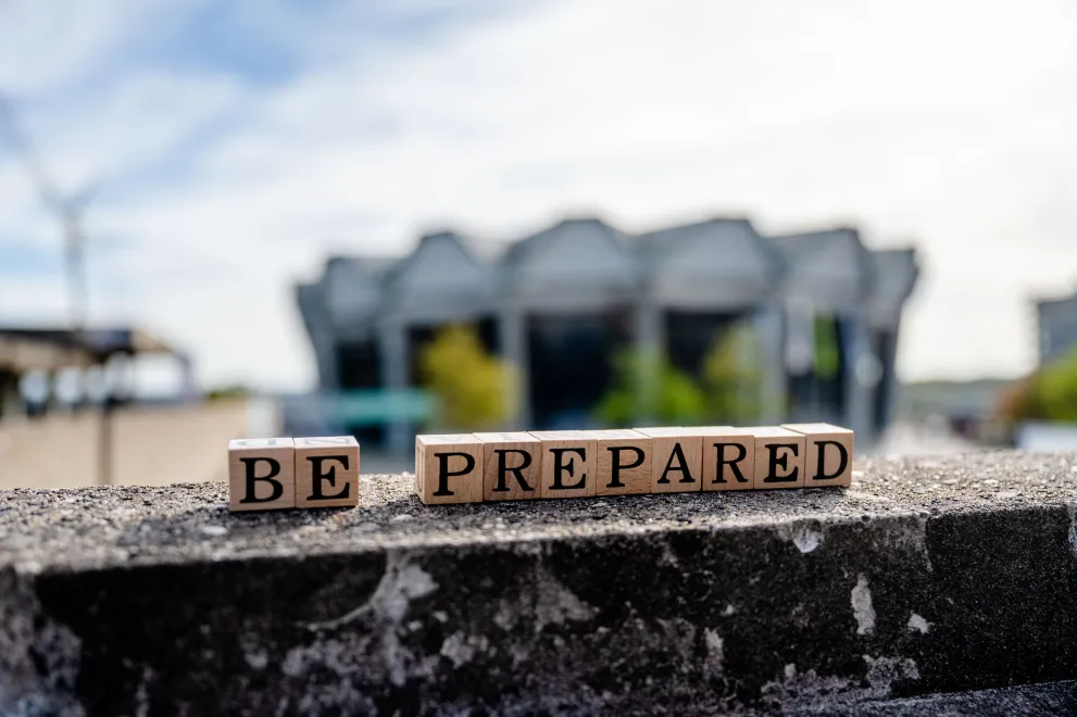 Schriftzug Be prepared aus Holzbuchstaben-Klötze, im Hintergrund das RUB-Audimax