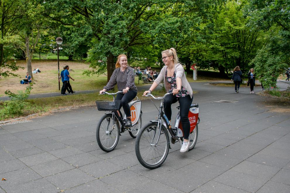 Zwei Frauen auf Fahrrad.
