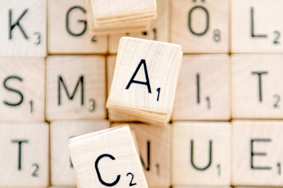 Spielsteine aus dem Brettspiel Scrabble formen das Wort "Sprache".