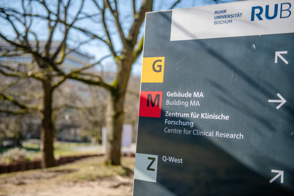 Wegweiser auf dem Campus der Ruhr-Universität Bochum