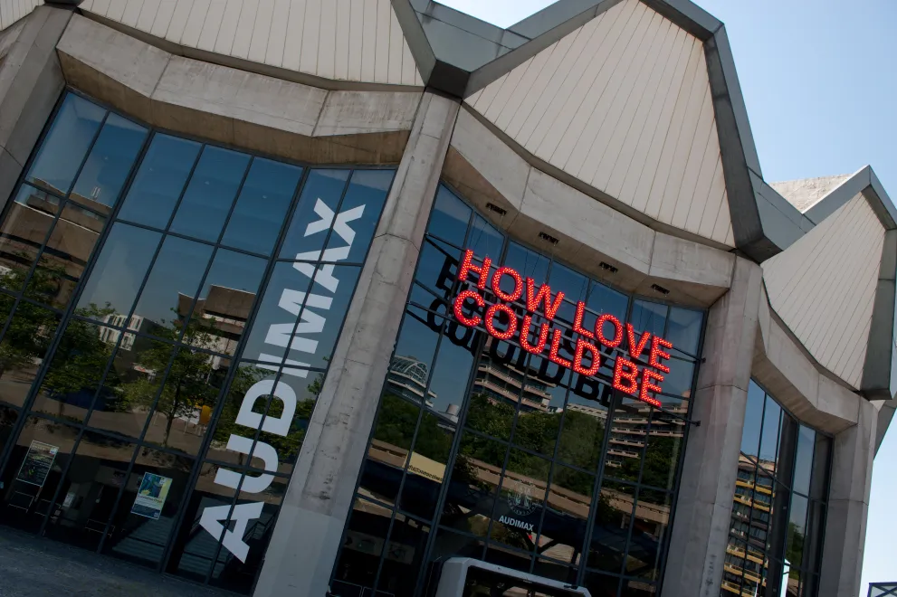 Audimax mit der Kunstinstallation "How love could be"