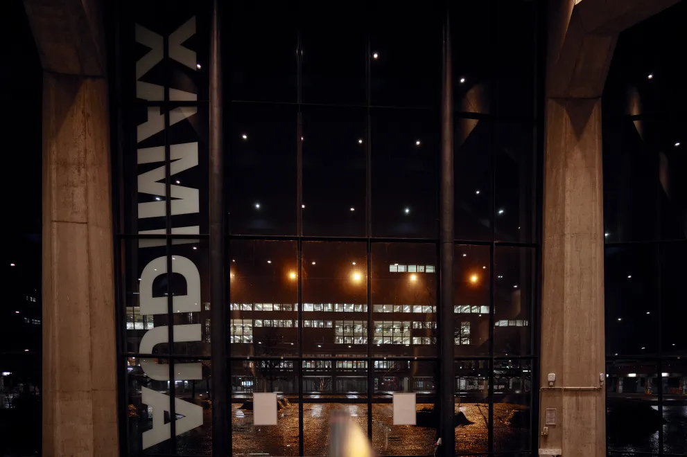 Nächtlicher Campus aus dem Audimax heraus