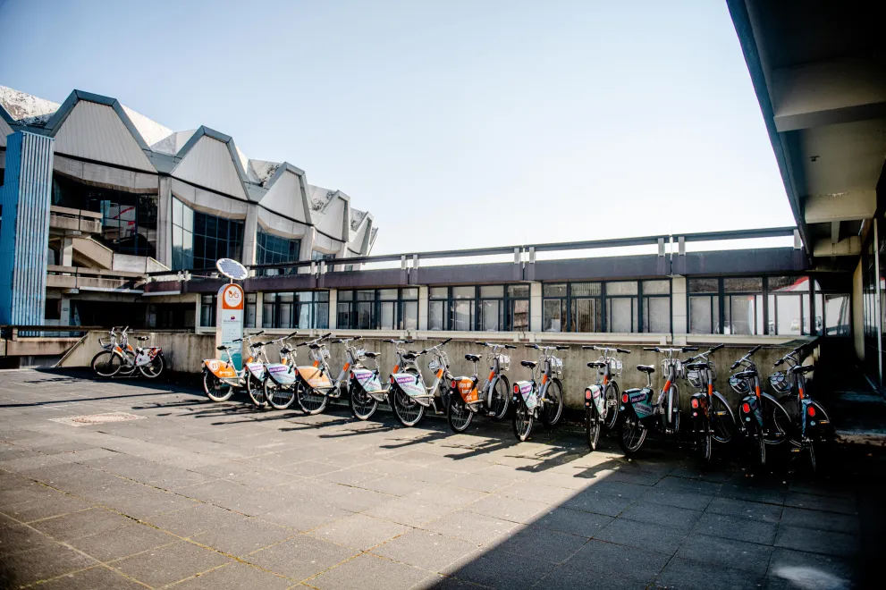 metropolradruhr-Station vor dem HGA.