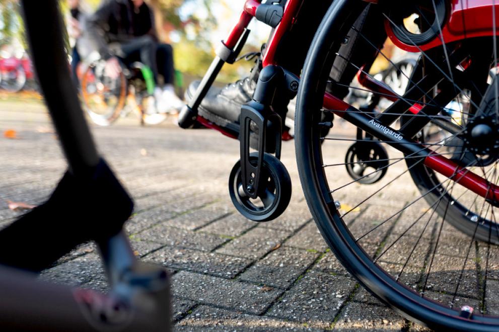 Rollstuhlfahrende unterwegs auf dem Campus der RUB. 