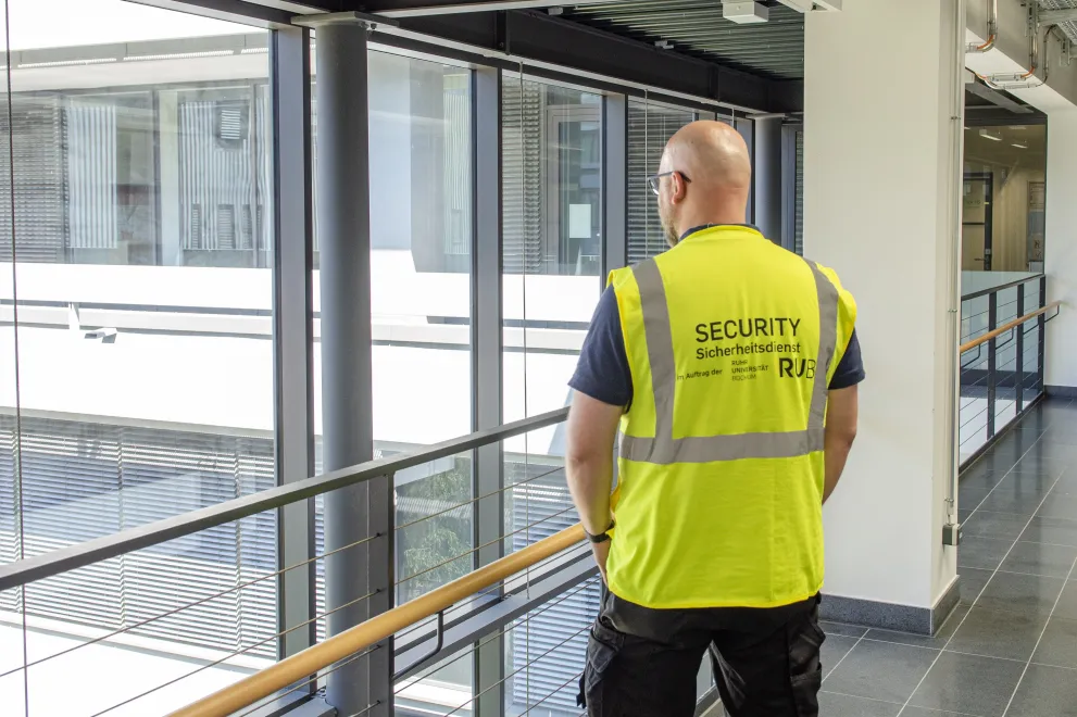 Beschäftigter in der Weste des Wachdienstes mit der Aufschrift Security