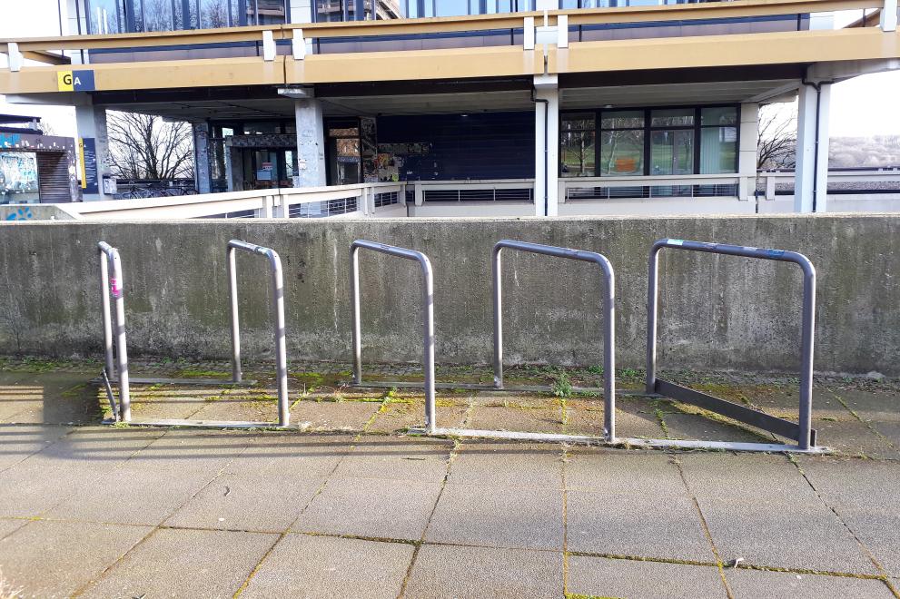 Foto: Element-Anlehnbügel vor dem GA-Gebäude auf dem Campus der Ruhr-Universität Bochum