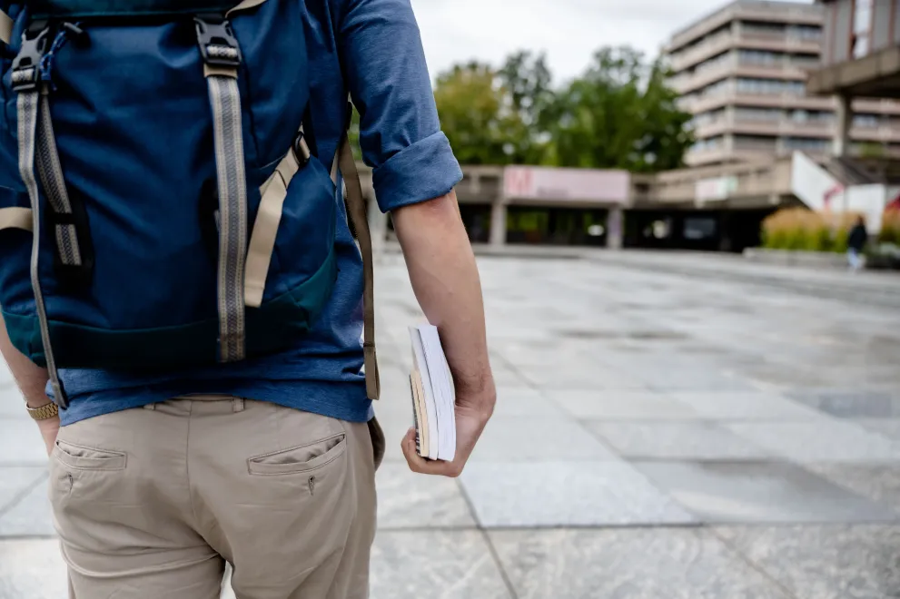 Person auf Platz vor Audimax